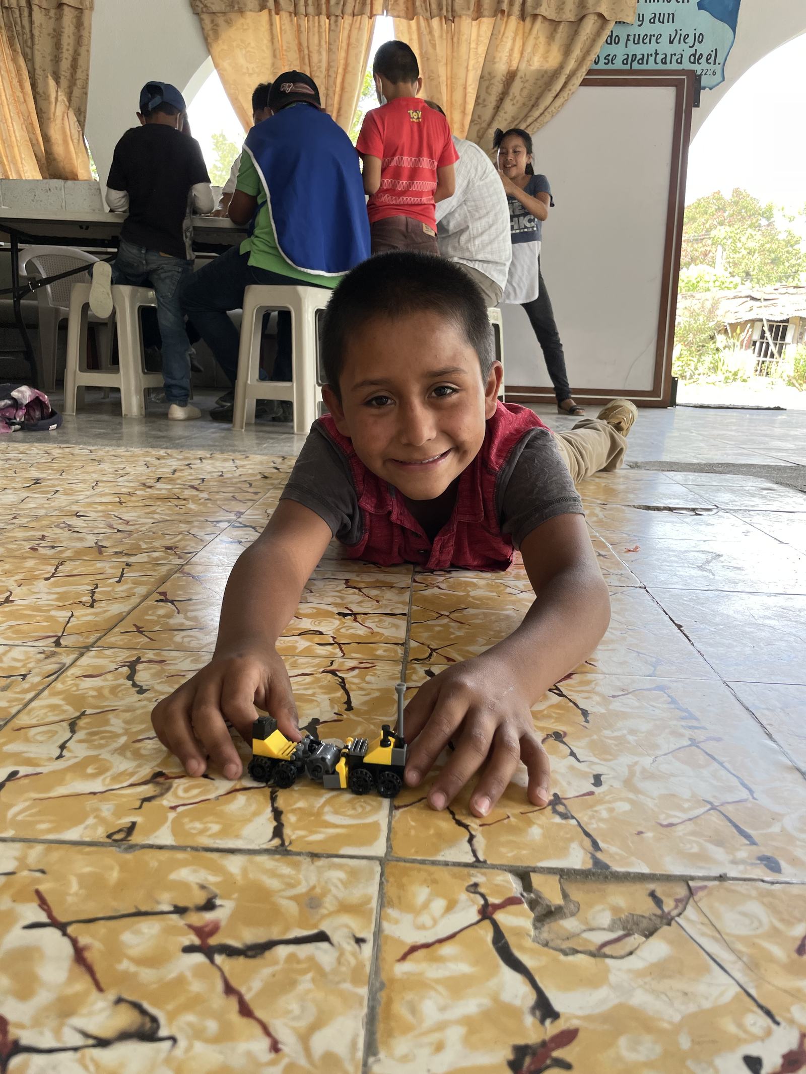 child on floor aleluya