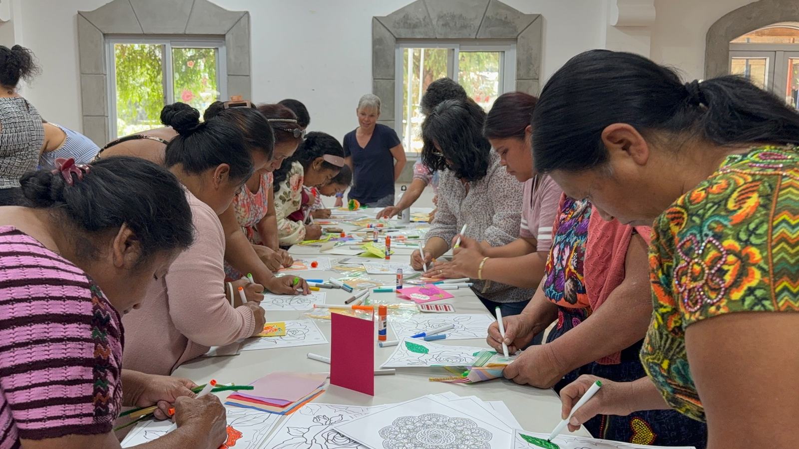 women draw aleluya