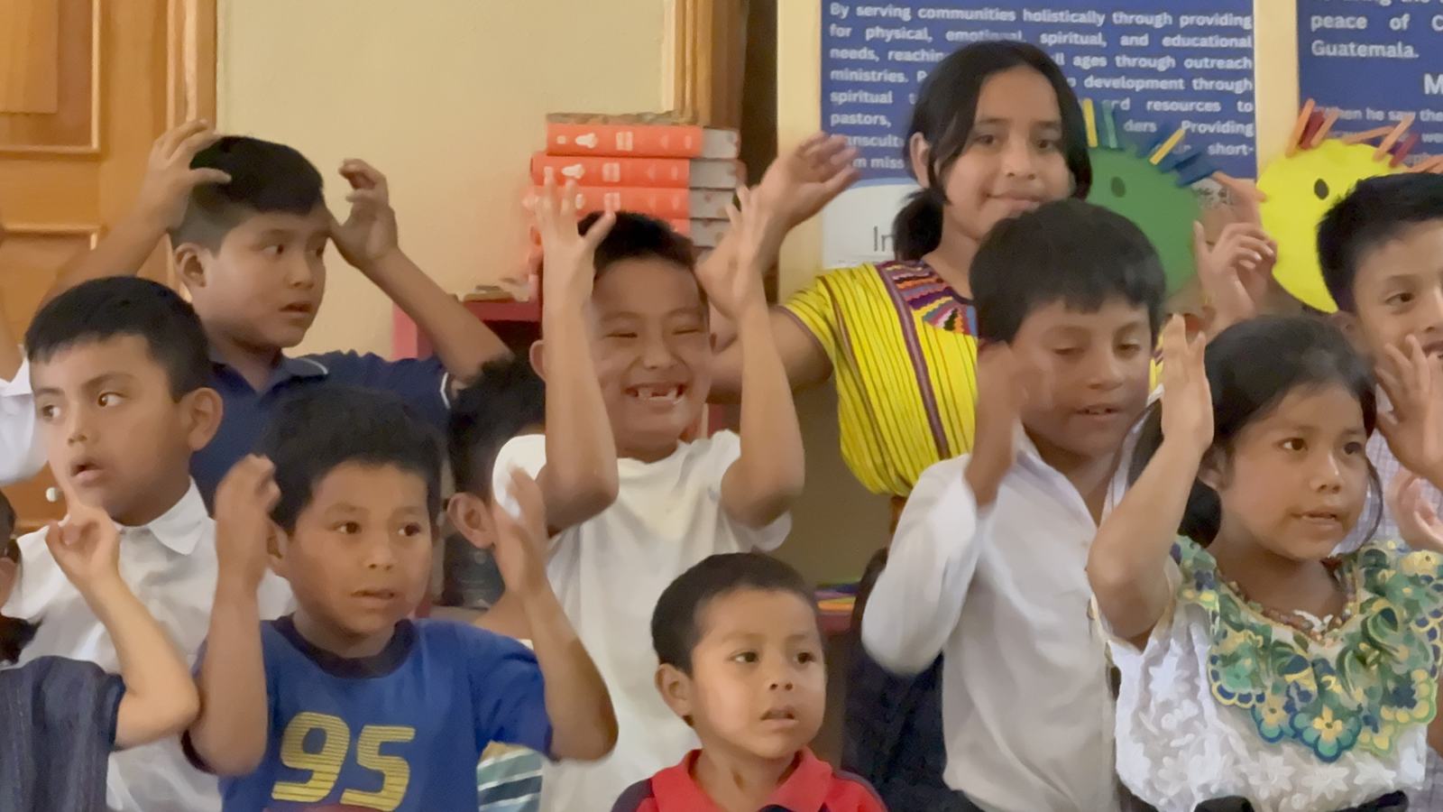kids hands up aleluya