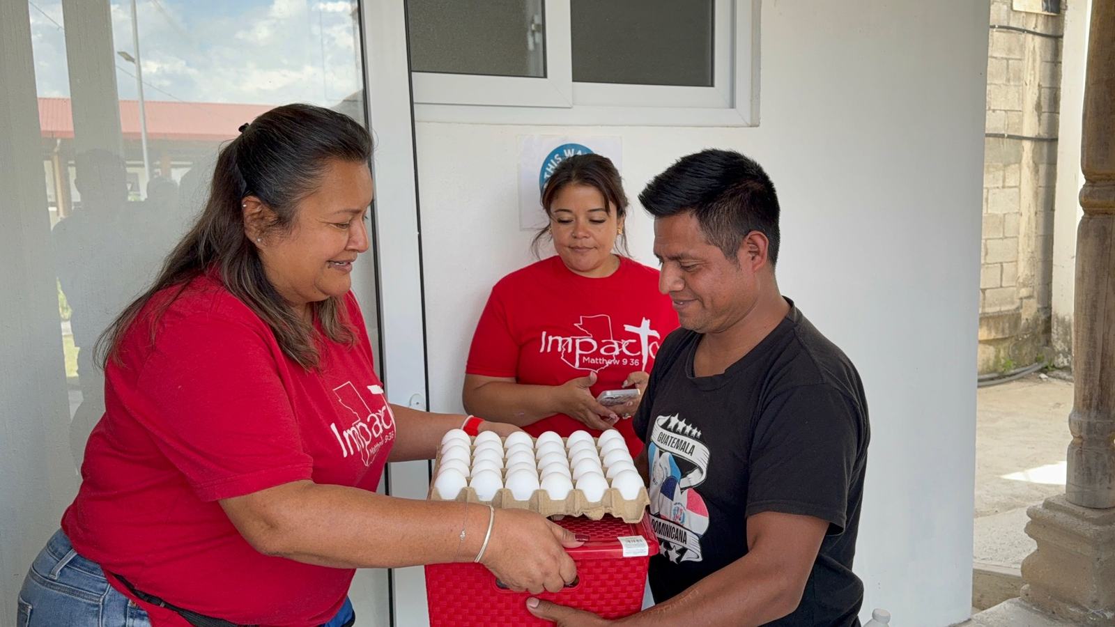 handing eggs aleluya