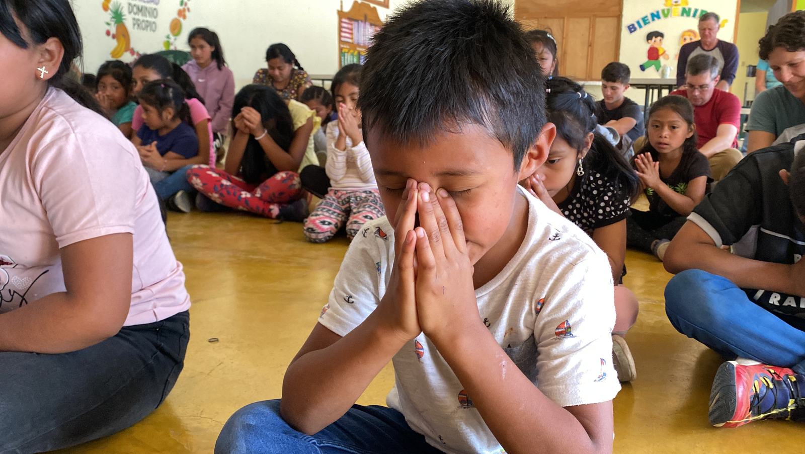 praying child aleluya