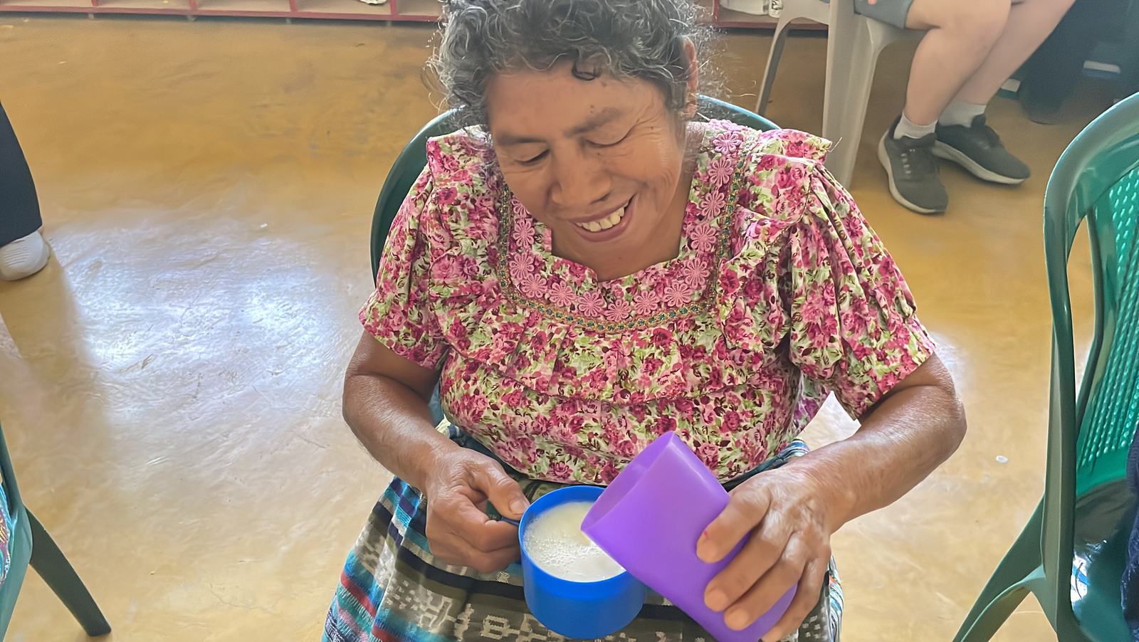 lady with cup aleluya