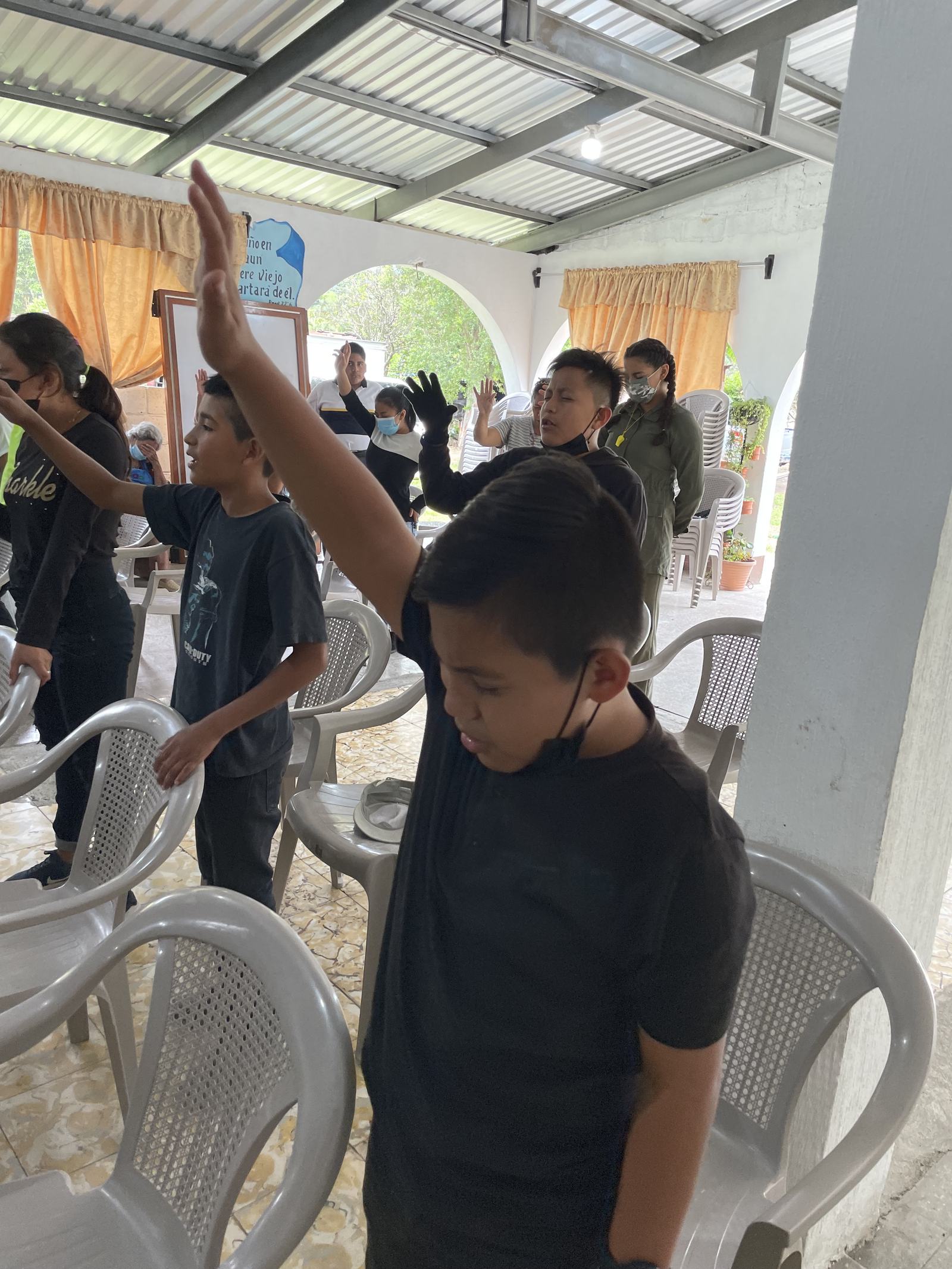 hand raised aleluya