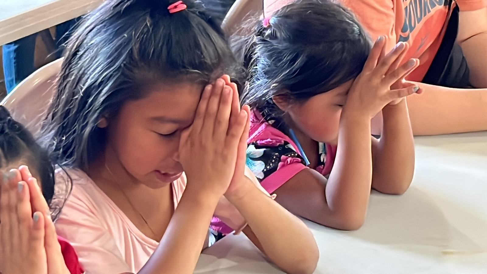 little girls pray aleluya