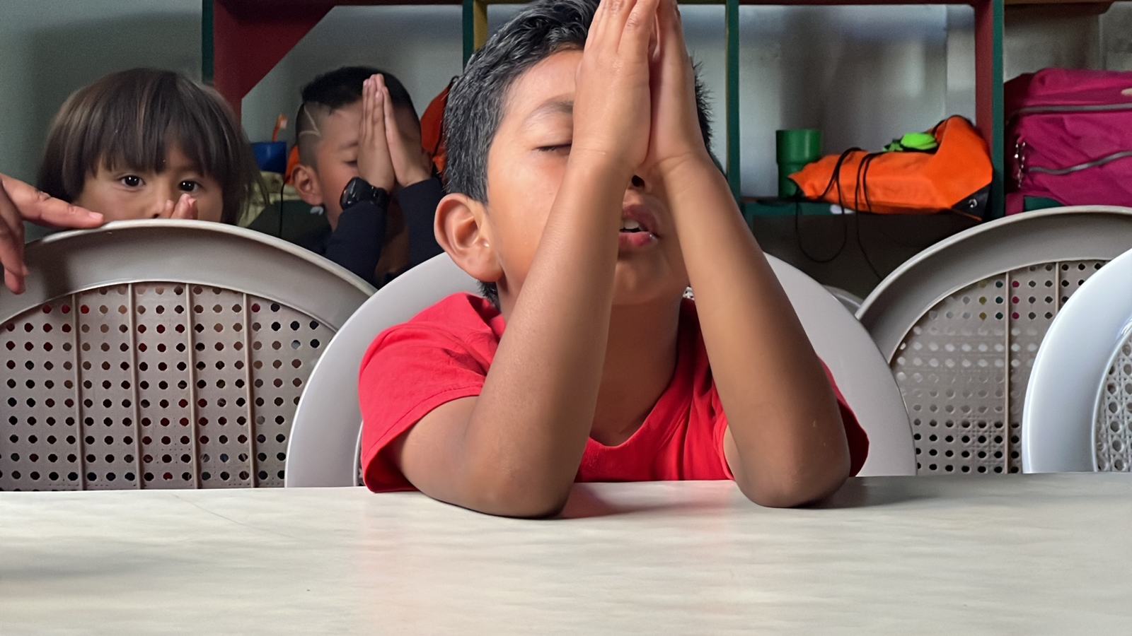 little guy prays aleluya
