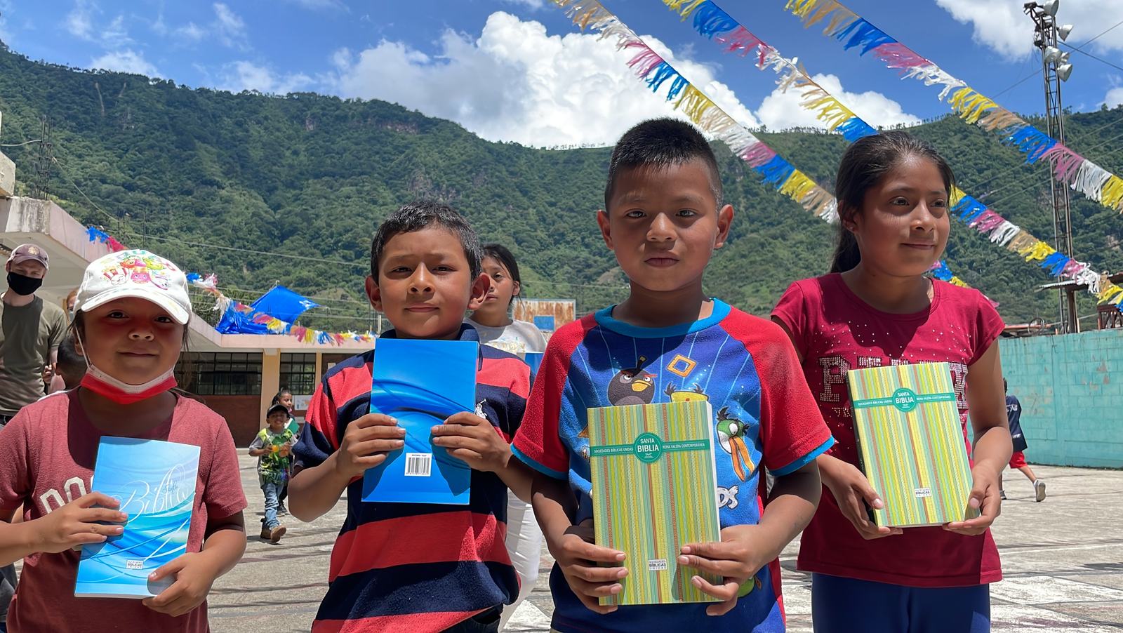 children with Bibles aleluya