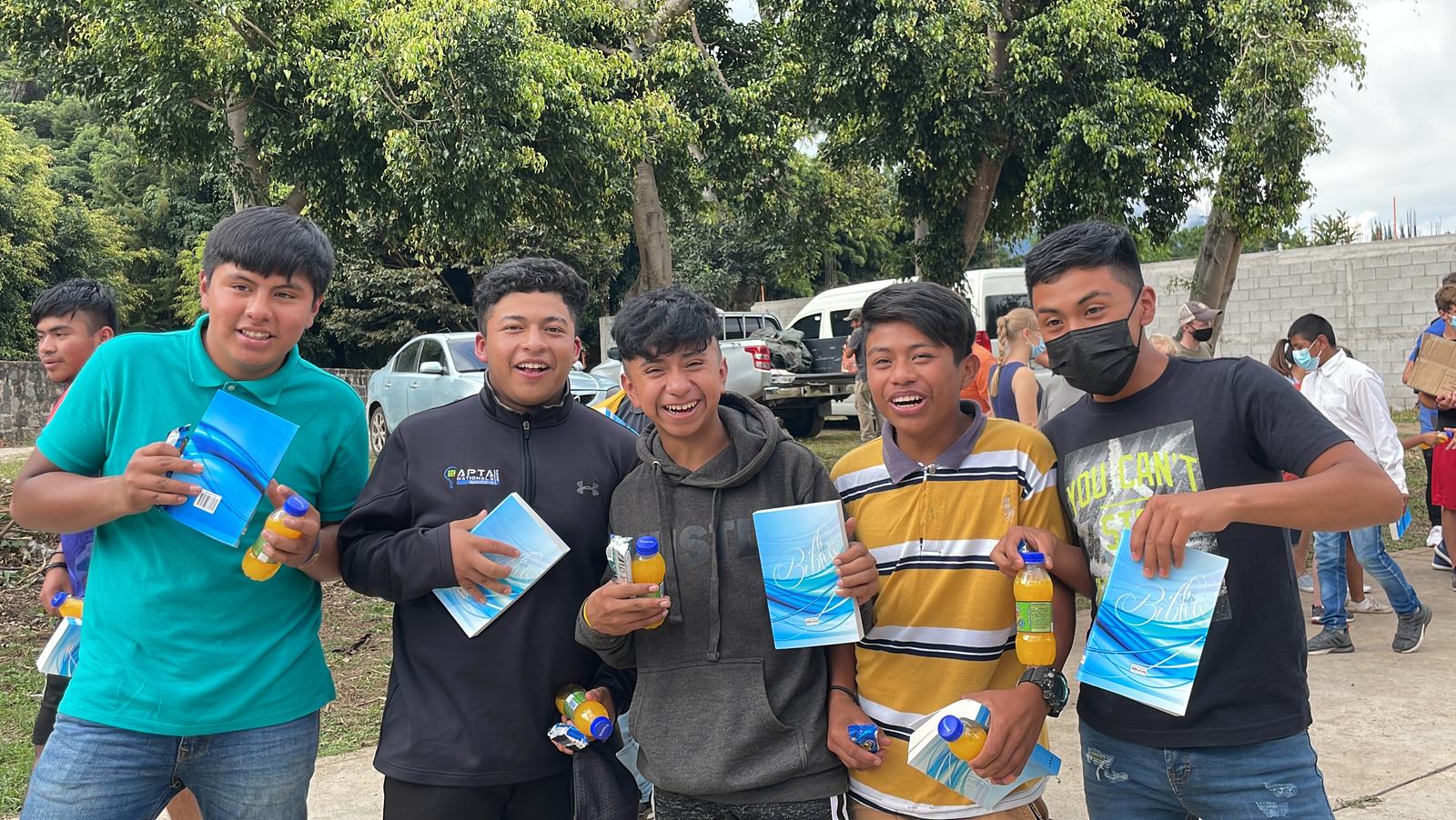lads with Bibles aleluya