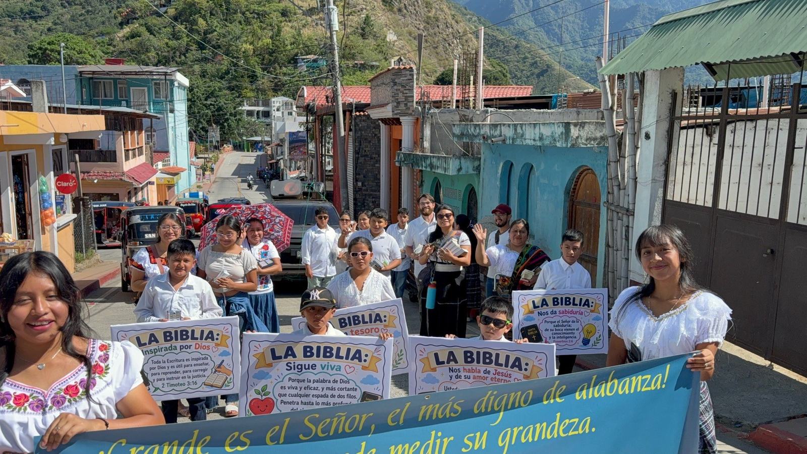 August 2026 Day of the Bible parade with banners aleluya