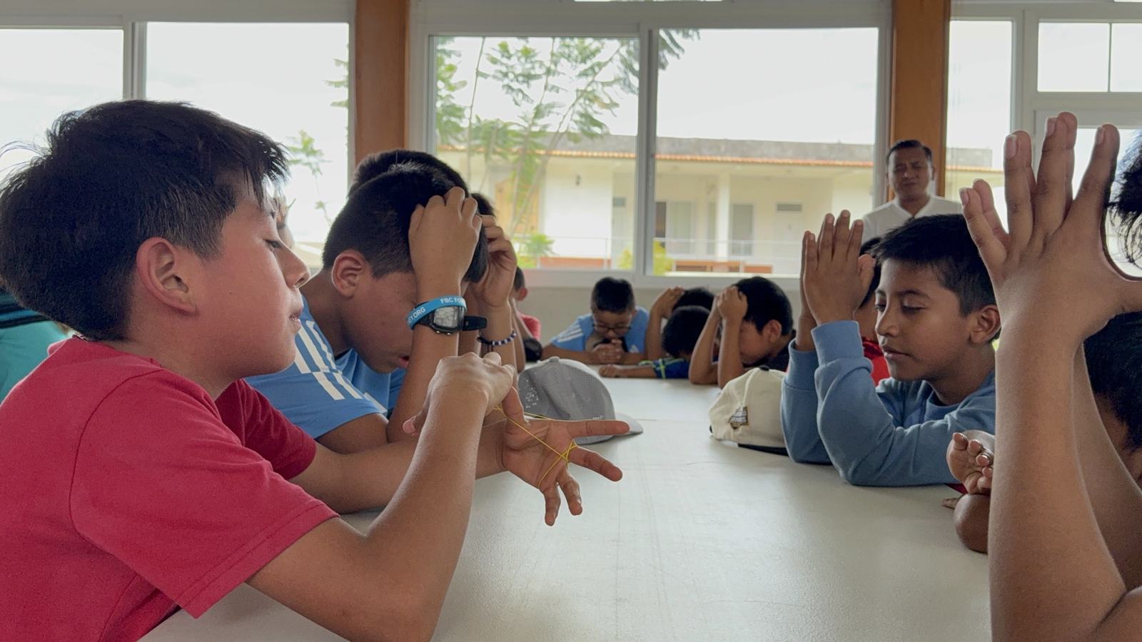 July 2026 children praying aleluya
